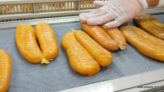 無塵室內待處理的新鮮眼鏡伯烏魚子